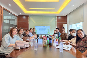 泰國(guó)經(jīng)銷(xiāo)商合作伙伴率團(tuán)隊(duì)來(lái)易純公司考察